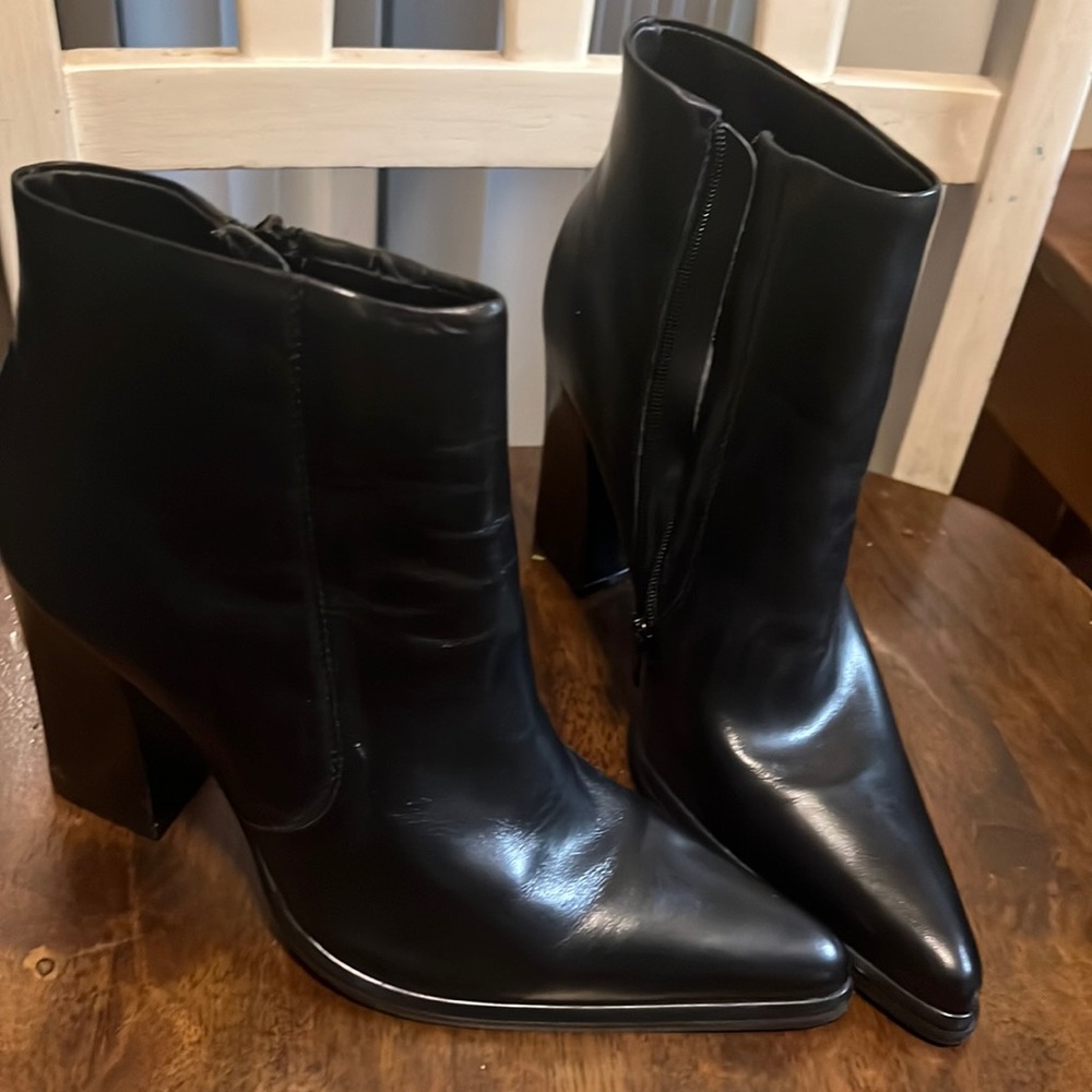 Black pointy heel boot